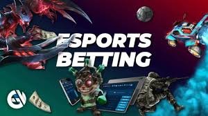 Pemain bermain Capsa Susun di platform evostoto dengan kartu tersusun rapi di layar