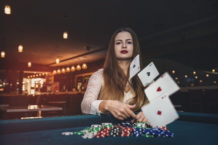 Layar permainan Gem Saviour di platform evostoto menampilkan gulungan slot dan simbol permainan